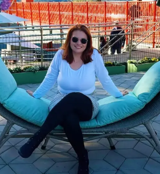 Andressa Bitencourt sentada no sofá